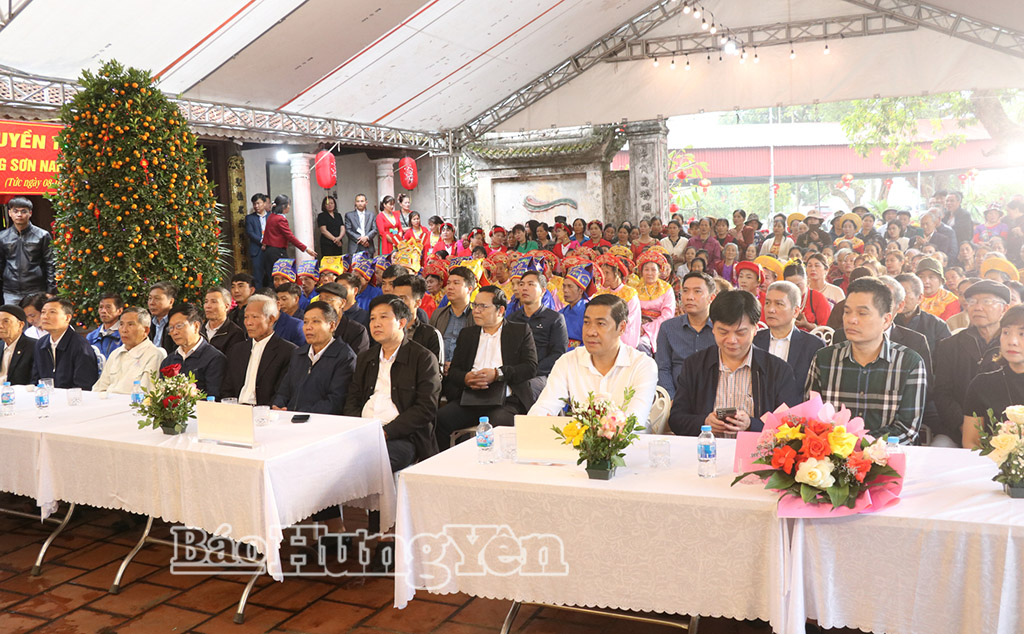 Các đại biểu dự khai mạc lễ hội.