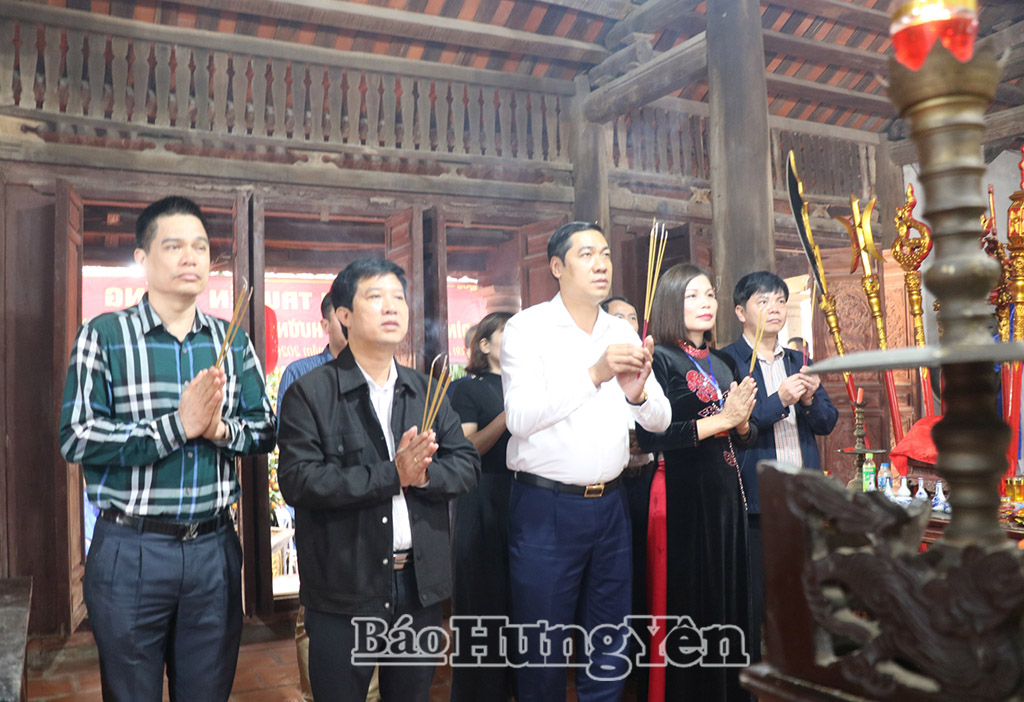 Các đại biểu dâng hương tại đình Bồng Châu.
