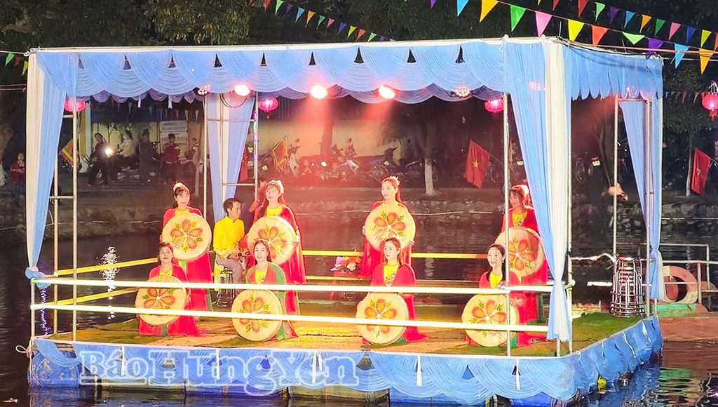 Tiết mục nghệ thuật tại Lễ hội truyền thống đình Bồng Châu.