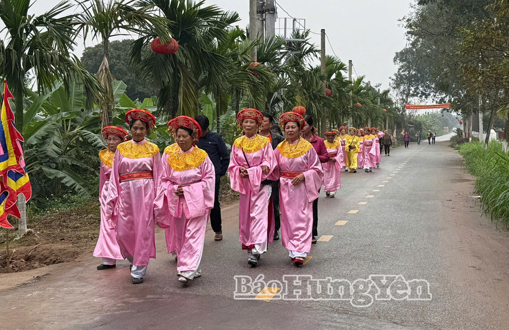 Đoàn rước lễ của Nhân dân địa phương tham gia lễ hội.