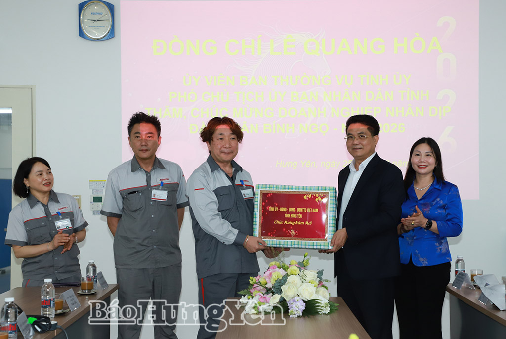 Các đồng chí lãnh đạo tỉnh tặng quà Công ty TNHH HITACHI ASTEMO Hưng Yên.