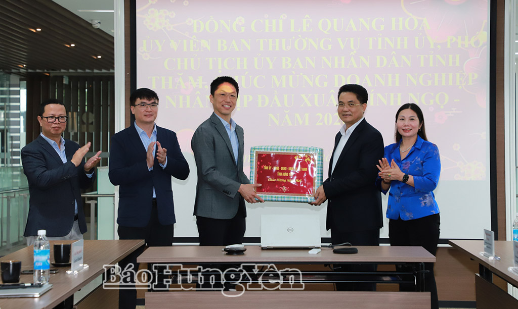 Các đồng chí lãnh đạo tỉnh tặng quà Công ty TNHH Khu công nghiệp Thăng Long II.