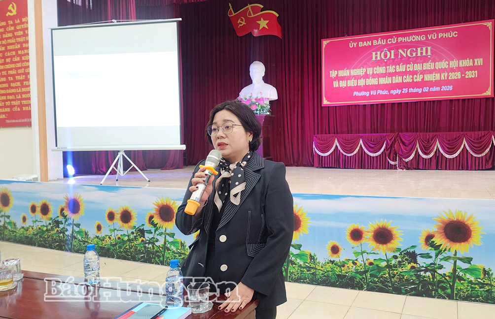 Báo cáo viên Sở Nội vụ truyền đạt các nội dung tại tập huấn. 