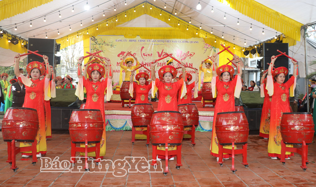 Tiết mục trống khai hội đền Trà Phương.