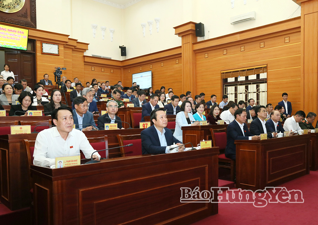 Đồng chí Phạm Quang Ngọc, Ủy viên Ban Chấp hành Trung ương Đảng, Phó Bí thư Tỉnh ủy, Chủ tịch UBND tỉnh và các đại biểu dự kỳ họp.