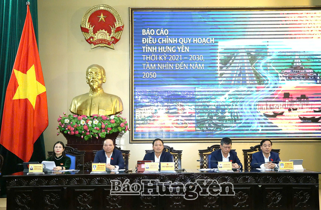 Đồng chí Trần Quốc Văn, Phó Bí thư Tỉnh ủy, Chủ tịch HĐND tỉnh và các đồng chí Phó Chủ tịch HĐND tỉnh chủ tọa kỳ họp.