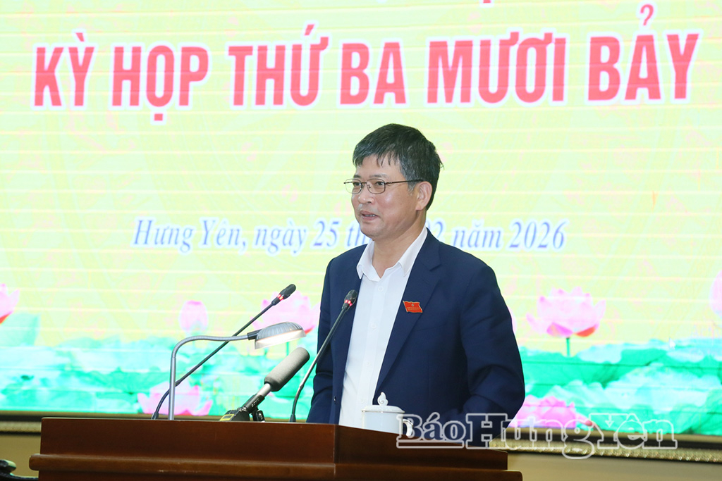 Đồng chí Lê Xuân Tiến, Ủy viên Ban Thường vụ Tỉnh ủy, Phó Chủ tịch Thường trực HĐND tỉnh phát biểu tại kỳ họp.