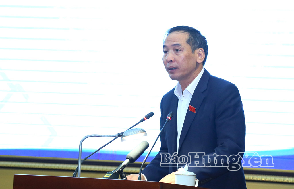 Đồng chí Nguyễn Đức Tải, Giám đốc Sở Tài chính trình bày các tờ trình và dự thảo nghị quyết tại kỳ họp.