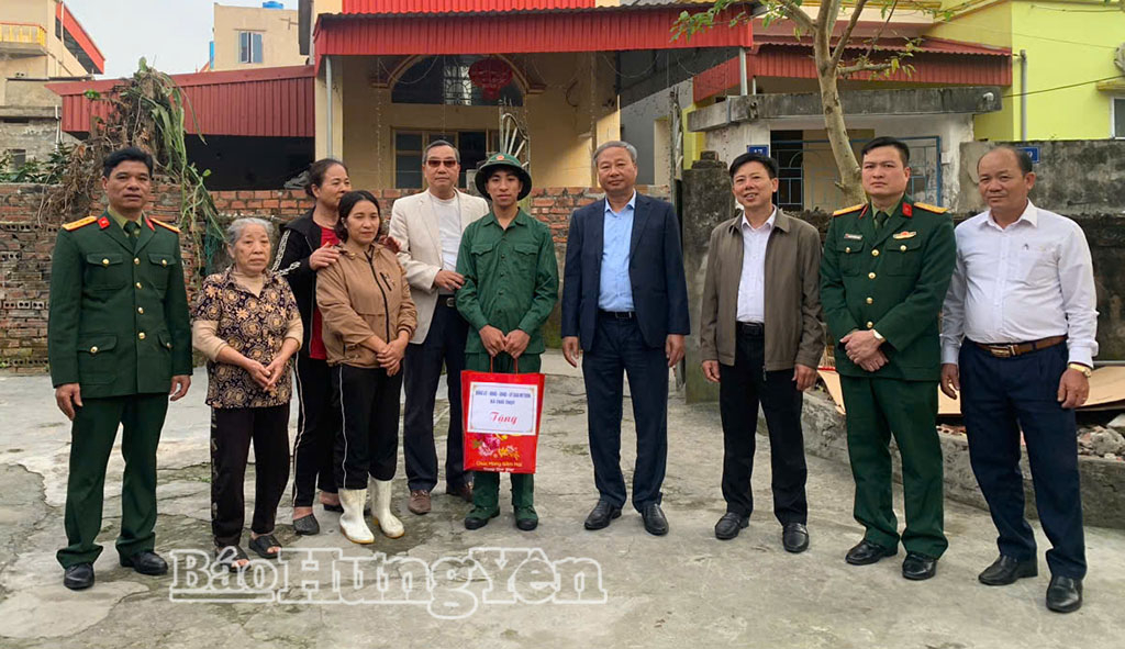 Hội đồng Nghĩa vụ quân sự xã Thái Thụy thăm, tặng quà thanh niên Hoàng Gia Phong (thôn số 9).