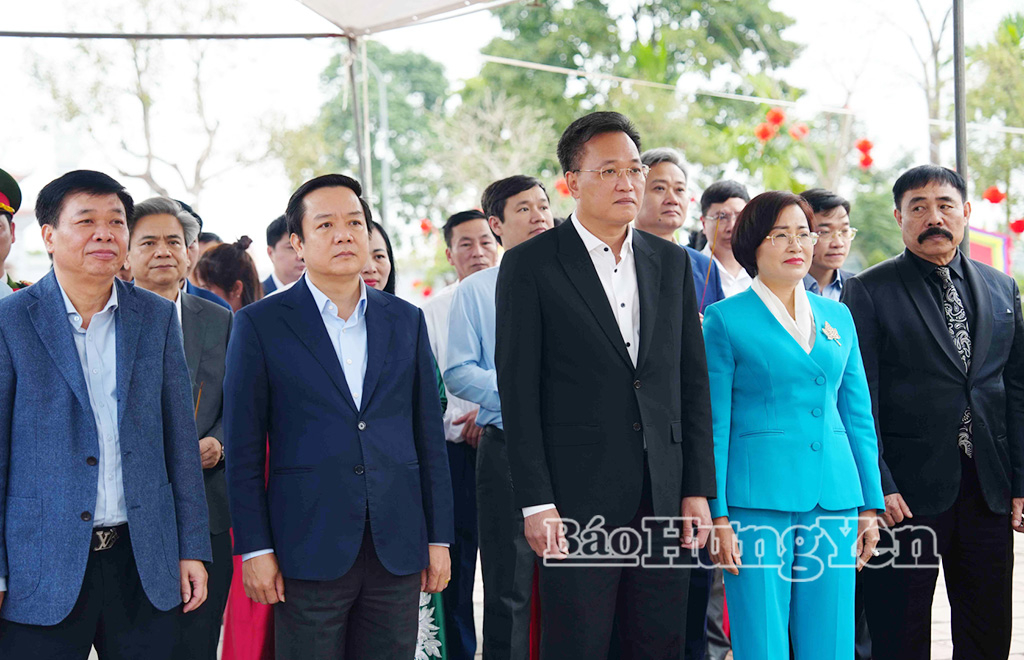 Các đồng chí lãnh đạo tỉnh dâng hương tại Đền thờ Triệu Việt Vương.