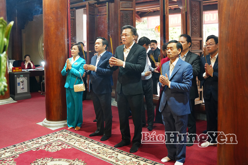  Các đồng chí lãnh đạo tỉnh dâng hương tại Đền thờ Triệu Việt Vương.