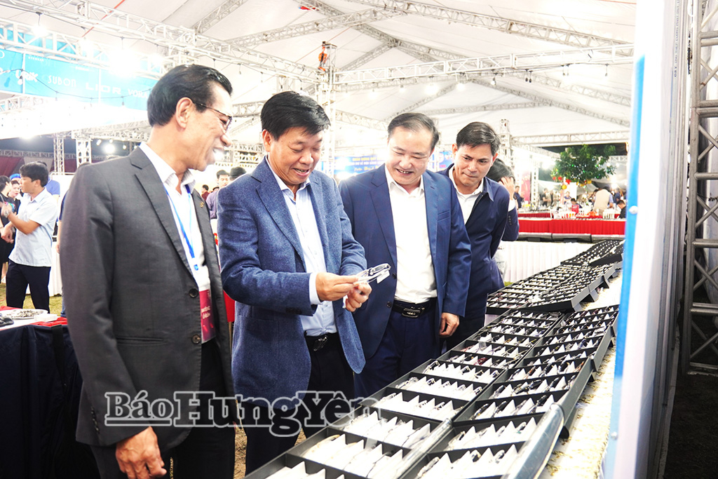 Đồng chí Nguyễn Quang Hưng, Ủy viên Ban Thường vụ , Chủ nhiệm Ủy ban Kiểm tra Tỉnh ủy tham quan các gian hàng trưng bày kính mắt tại lễ hội Lềnh.