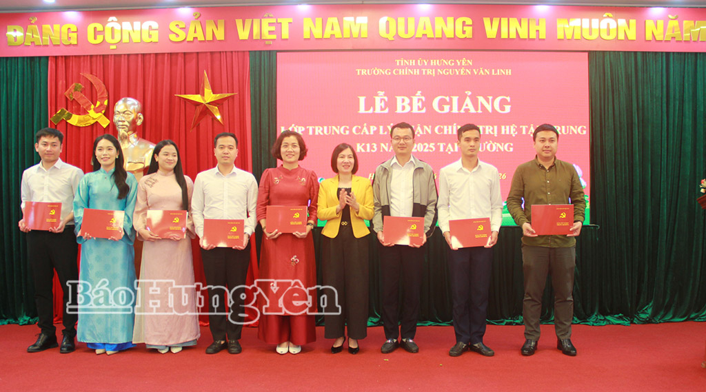 Trao bằng tốt nghiệp cho các học viên.