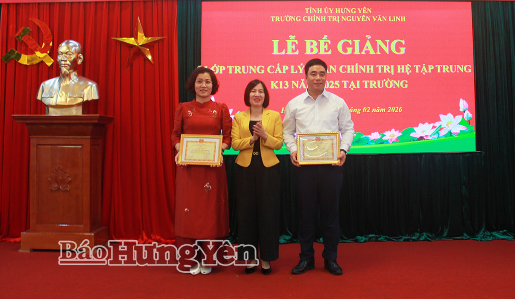 Trao giấy khen cho các học viên có thành tích cao trong học tập và rèn luyện.