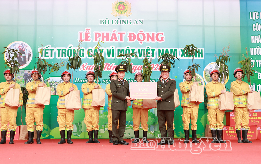 Đại tướng Lương Tam Quang, Ủy viên Bộ Chính trị, Bộ trưởng Bộ Công an trao cây giống, trang thiết bị phòng cháy, chữa cháy, bảo vệ môi trường tặng Công an tỉnh Hưng Yên.