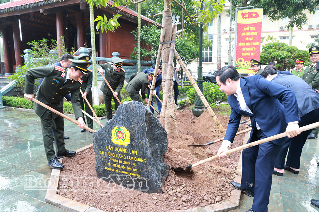 Đại tướng Lương Tam Quang, Ủy viên Bộ Chính trị, Bộ trưởng Bộ Công an và các đại biểu trồng cây trong khuôn viên Công an tỉnh Hưng Yên.