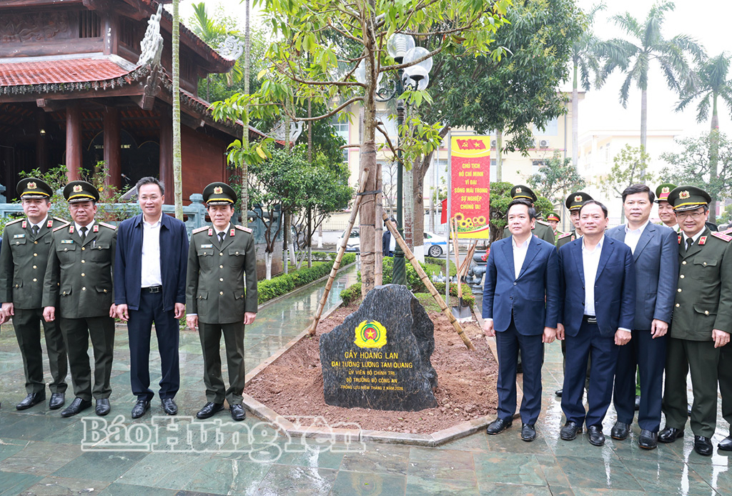 Đại tướng Lương Tam Quang, Ủy viên Bộ Chính trị, Bộ trưởng Bộ Công an và các đại biểu trồng cây trong khuôn viên Công an tỉnh Hưng Yên.