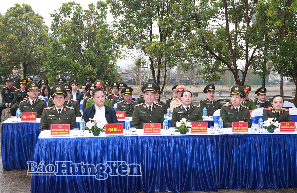 Đại tướng Lương Tam Quang, Ủy viên Bộ Chính trị, Bộ trưởng Bộ Công an và các đại biểu dự Lễ phát động Tết trồng cây “Đời đời nhớ ơn Bác Hồ” Vì một Việt Nam xanh tại Trung tâm Đào tạo và Phát triển năng lực gìn giữ hoà bình (xã Hoàng Hoa Thám).