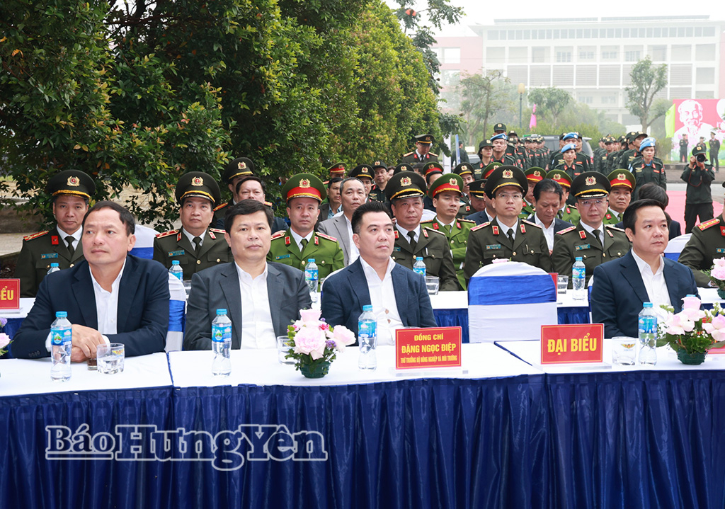 Các đại biểu dự Lễ phát động Tết trồng cây “Đời đời nhớ ơn Bác Hồ” Vì một Việt Nam xanh tại Trung tâm Đào tạo và Phát triển năng lực gìn giữ hoà bình (xã Hoàng Hoa Thám).