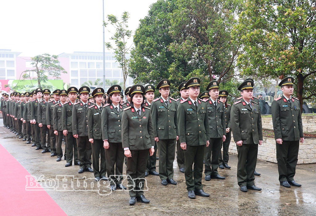 Cán bộ, chiến sĩ tham gia Lễ phát động Tết trồng cây “Đời đời nhớ ơn Bác Hồ” Vì một Việt Nam xanh tại Trung tâm Đào tạo và Phát triển năng lực gìn giữ hoà bình (xã Hoàng Hoa Thám).