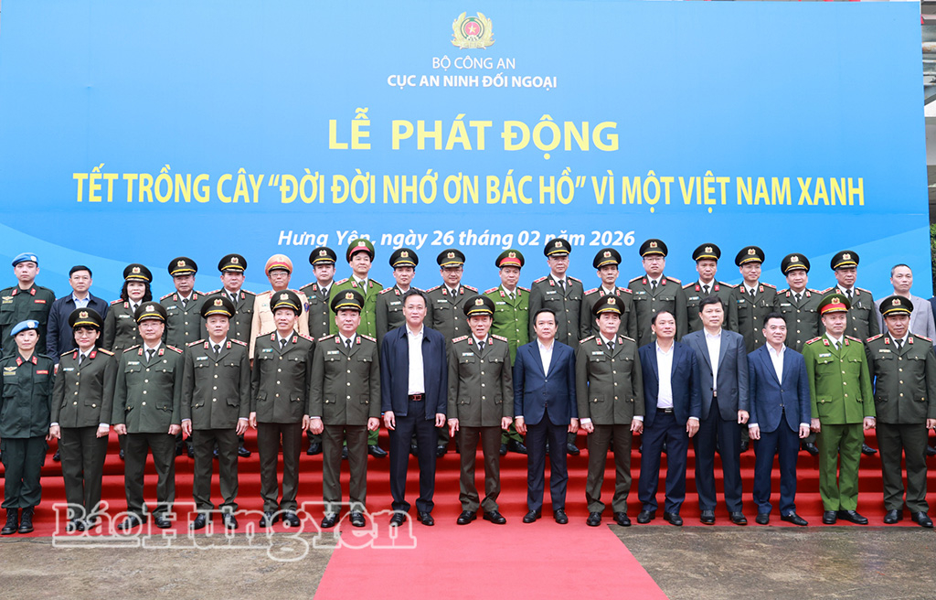 Đại tướng Lương Tam Quang, Ủy viên Bộ Chính trị, Bộ trưởng Bộ Công an và các đại biểu chụp ảnh lưu niệm tại Lễ phát động Tết trồng cây “Đời đời nhớ ơn Bác Hồ” Vì một Việt Nam xanh tại Trung tâm Đào tạo và Phát triển năng lực gìn giữ hoà bình (xã Hoàng Hoa Thám).