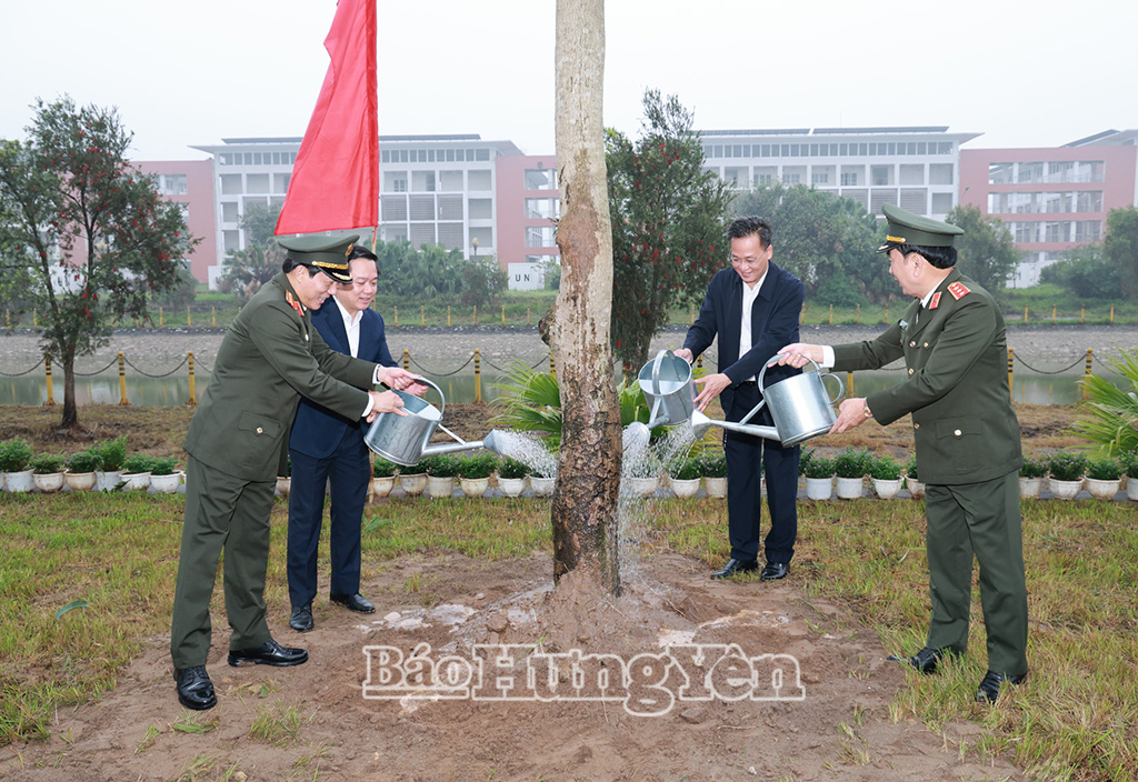 Đại tướng Lương Tam Quang, Ủy viên Bộ Chính trị, Bộ trưởng Bộ Công an và các đại biểu trồng cây trong khuôn viên Trung tâm Đào tạo và Phát triển năng lực gìn giữ hoà bình (xã Hoàng Hoa Thám).