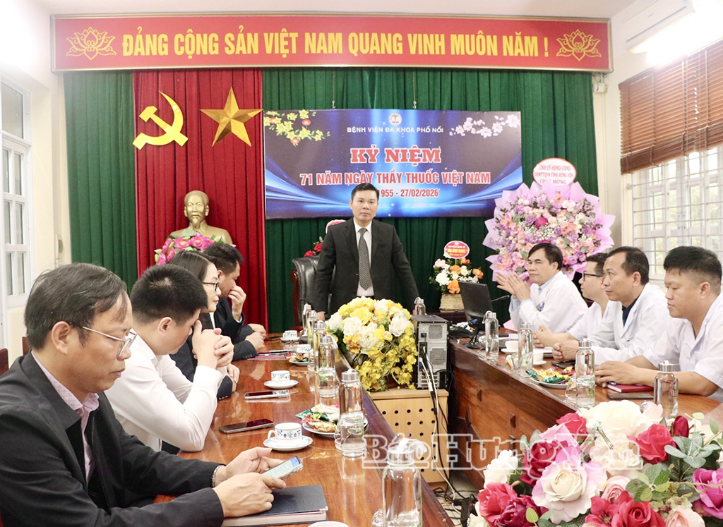 Đồng chí Phó Chủ tịch Thường trực UBND tỉnh phát biểu chúc mừng đội ngũ y, bác sĩ Bệnh viện Đa khoa Phố Nối nhân kỷ niệm 71 năm Ngày Thầy thuốc Việt Nam.