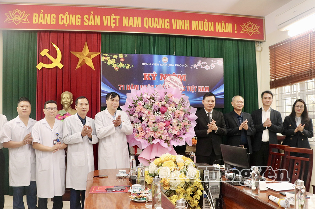 Đồng chí Phó Chủ tịch Thường trực UBND tỉnh tặng hoa chúc mừng đội ngũ y, bác sĩ Bệnh viện Đa khoa Phố Nối nhân kỷ niệm 71 năm Ngày Thầy thuốc Việt Nam.