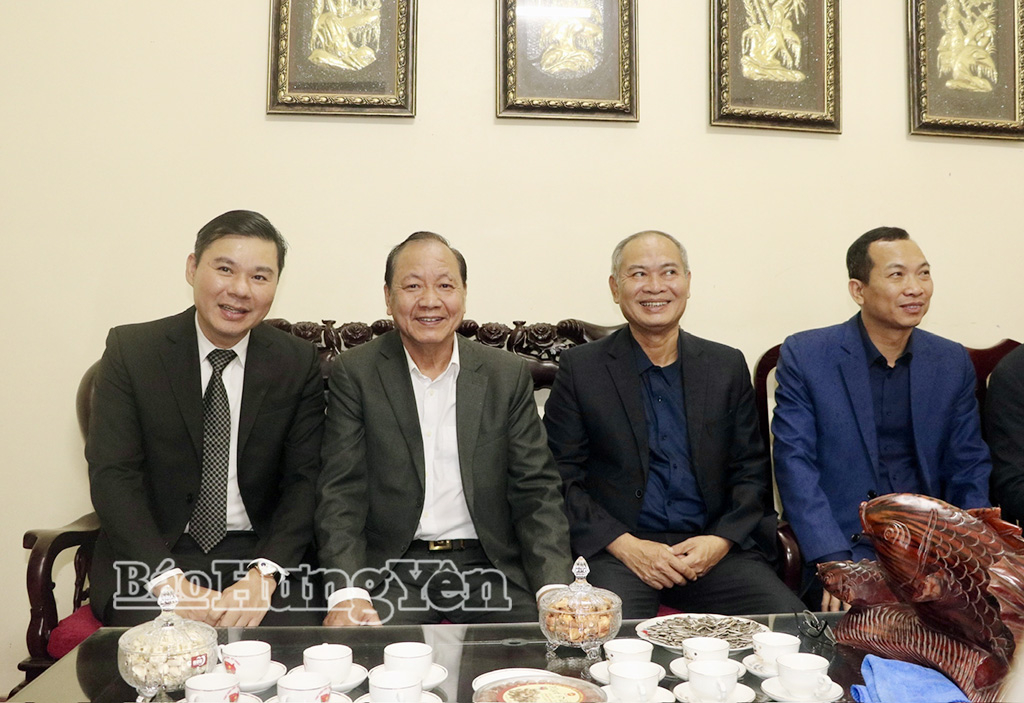 Thầy thuốc Ưu tú Đỗ Văn Tá (người thứ 2 từ trái sang) nguyên Giám đốc Bệnh viện Đa khoa Phố Nối.