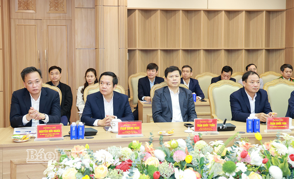 Các đồng chí lãnh đạo tỉnh Hưng Yên tại buổi làm việc.