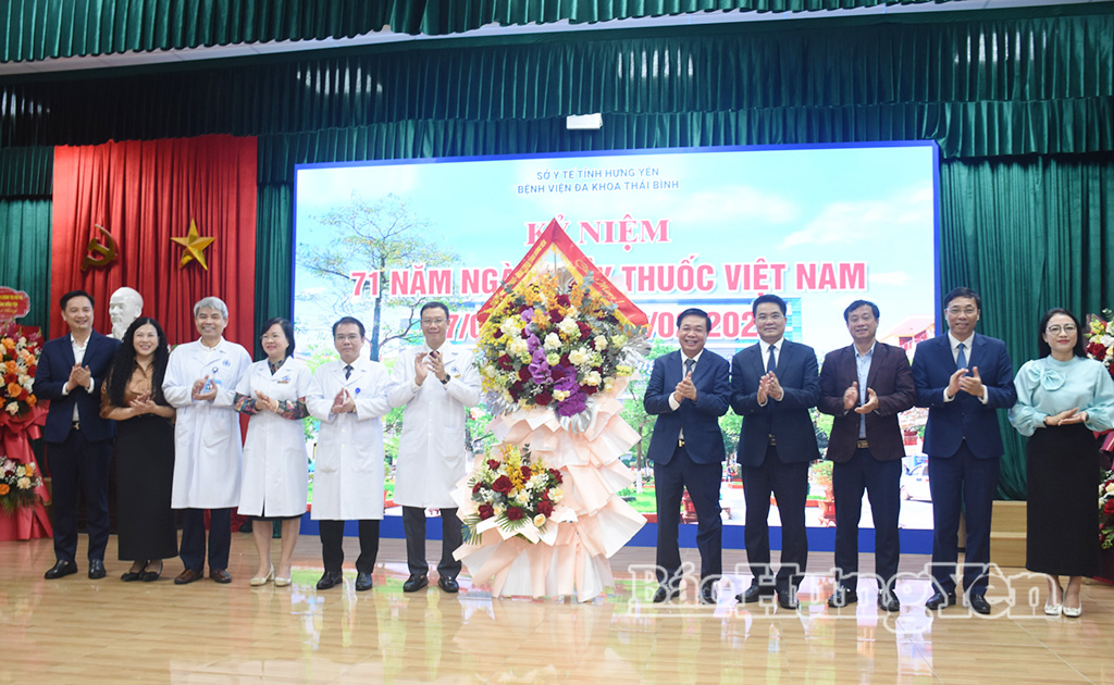 Các đồng chí: Nguyễn Quang Hưng, Ủy viên Ban Thường vụ, Chủ nhiệm Ủy ban Kiểm tra Tỉnh ủy; Lê Quang Hòa, Ủy viên Ban Thường vụ, Phó Chủ tịch UBND tỉnh chúc mừng Bệnh viện Đa khoa Thái Bình.