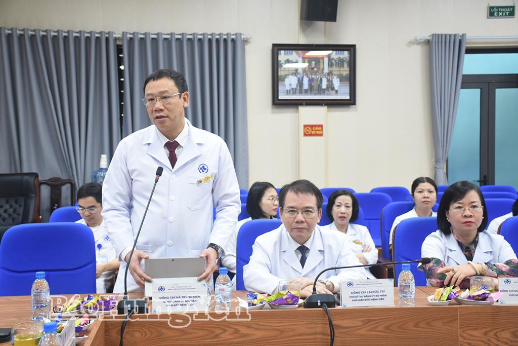 Lãnh đạo Bệnh viện Đa khoa Thái Bình báo cáo với các đồng chí lãnh đạo tỉnh về hoạt động của đơn vị.