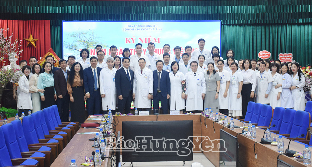 Các đồng chí lãnh đạo tỉnh chụp ảnh lưu niệm với tập thể cán bộ, y, bác sĩ của Bệnh viện Đa khoa Thái Bình.
