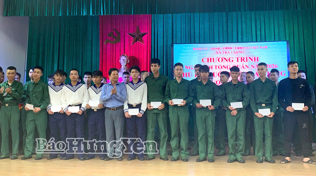 Lãnh đạo xã Trà Giang tặng quà cho 37 thanh niên chuẩn bị nhập ngũ.