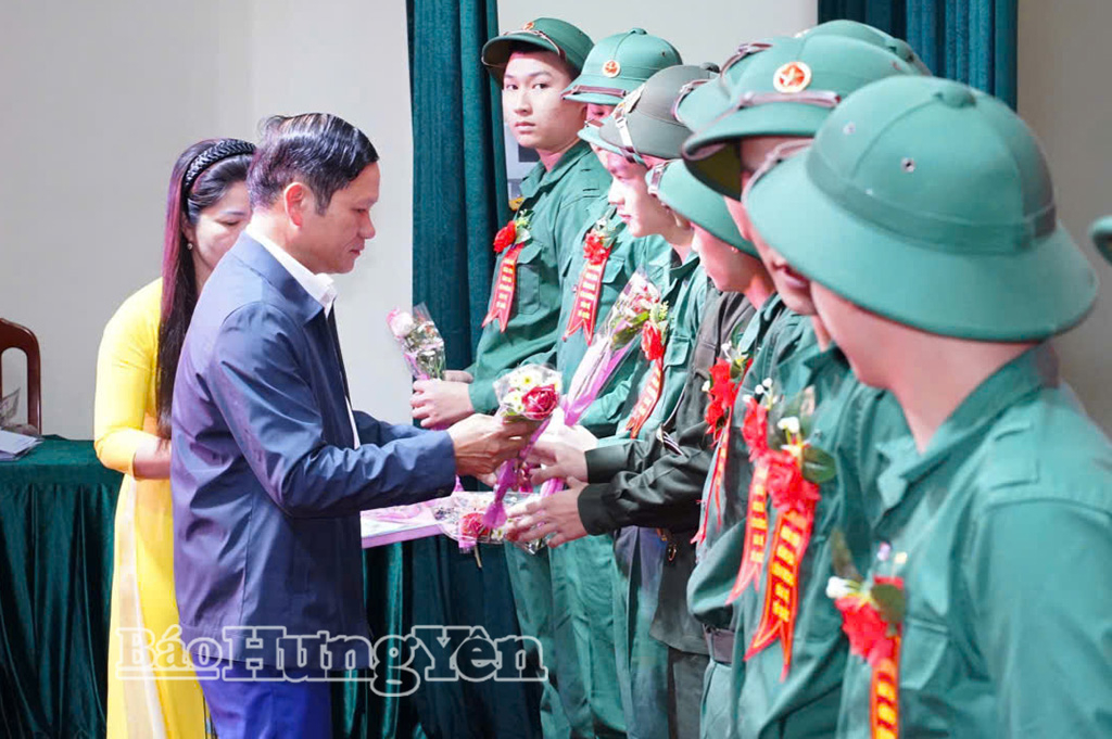 Thanh niên ưu tú đã tham gia lớp bồi dưỡng nhận thức về Đảng trước ngày lên đường nhập ngũ được lãnh đạo xã Nam Thụy Anh tặng quà, động viên. Ảnh: Nguyễn Thắm 