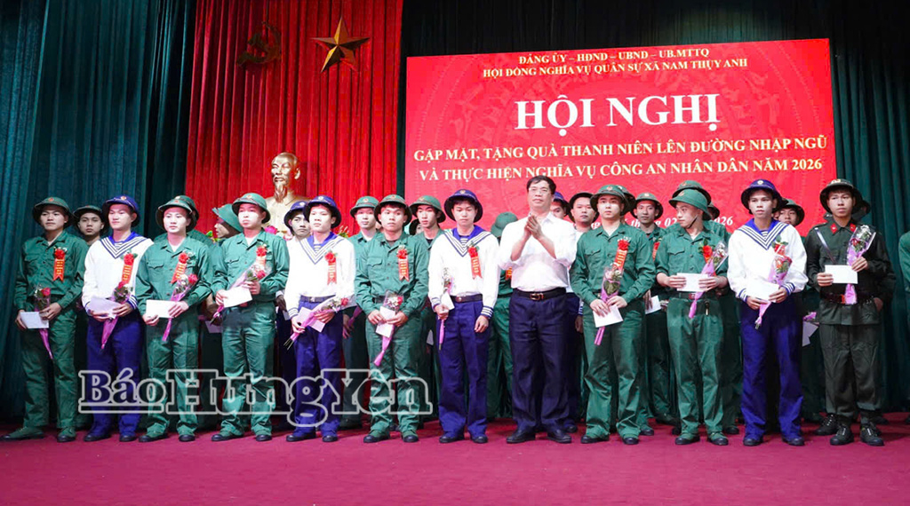 Lãnh đạo xã Nam Thụy Anh tặng quà, động viên thanh niên lên đường nhập ngũ năm 2026. Ảnh: Nguyễn Thắm 