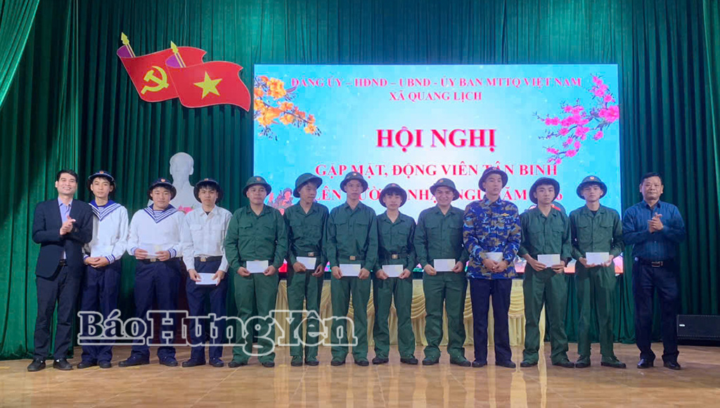 Lãnh đạo xã Quang Lịch tặng quà, động viên các thanh niên chuẩn bị nhập ngũ. Ảnh: Thu Thủy