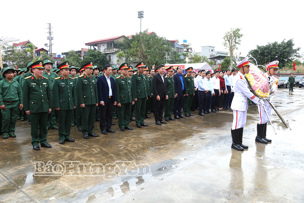 Các đại biểu và thanh niên dâng hoa tại Đền thờ các anh hùng liệt sĩ – nhà truyền thống, Quảng trường Long Hưng, xã Hưng Hà.