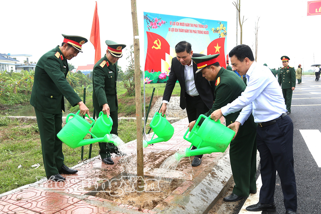 Các đại biểu tham gia trồng cây hưởng ứng “Tết trồng cây đời đời nhớ ơn Bác Hồ” và hàng cây quân dân Ngày hội tòng quân Xuân Bính Ngọ 2026.