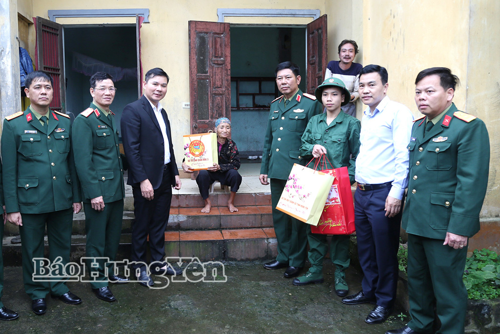 Các đồng chí lãnh đạo Quân khu 3, lãnh đạo tỉnh Hưng Yên thăm, tặng quà, động viên gia đình Đỗ Minh Ngọc, thôn Mỹ Lương, xã Hưng Hà.