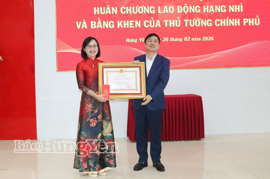 Thừa ủy quyền của Chủ tịch nước, đồng chí Phó Chủ tịch UBND tỉnh Phạm Văn Nghiêm trao Huân chương Lao động hạng Nhì cho bà Phạm Thị Ánh Nguyệt, Bí thư Đảng ủy, Hiệu trưởng Trường Cao đẳng Sư phạm Thái Bình. 