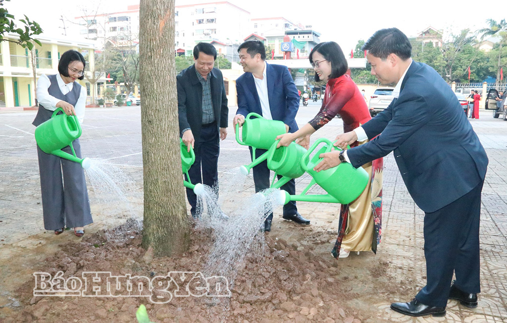 Các đại biểu trồng cây trong khuôn viên Trường Cao đẳng Sư phạm Thái Bình.