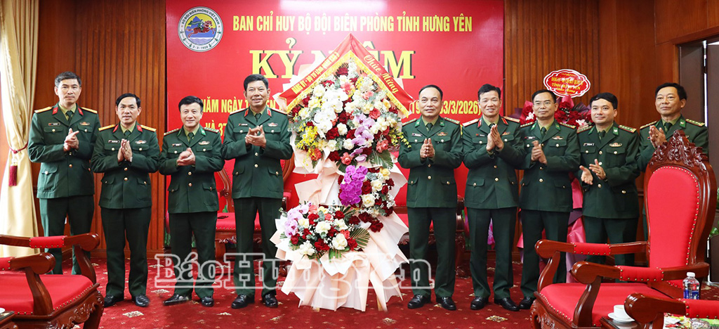 Thiếu tướng Tô Thành Quyết, Phó Tư lệnh Quân khu 3 tặng hoa chúc mừng Ban Chỉ huy Bộ đội Biên phòng.