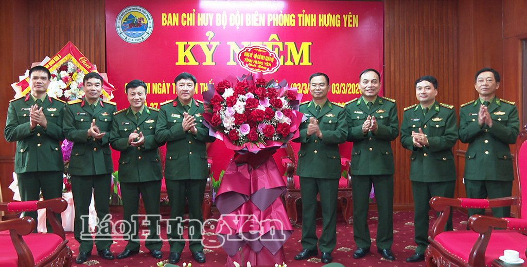 Bộ CHQS tỉnh tặng hoa chúc mừng Ban Chỉ huy Bộ đội Biên phòng.
