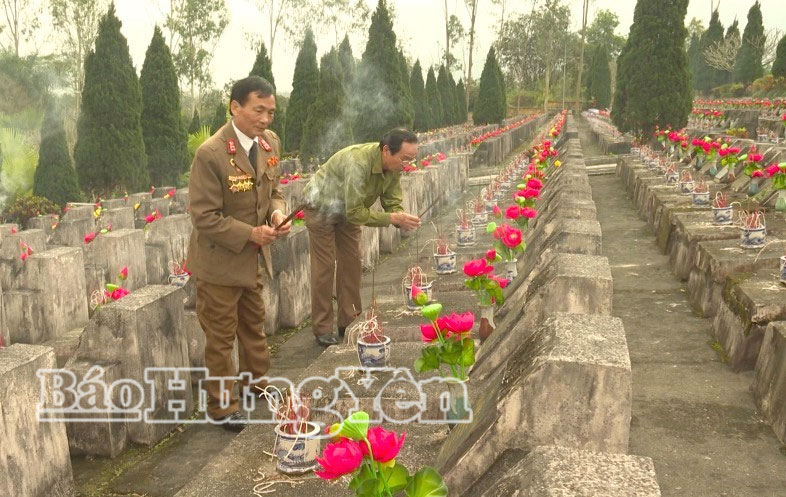 Hội Truyền thống Trường Sơn tỉnh thăm viếng các liệt sĩ tại nghĩa trang Liệt sĩ quốc gia Trường Sơn.