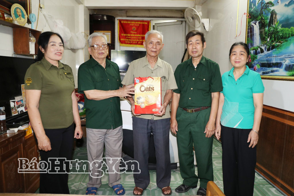 Hội Truyền thống Trường Sơn tỉnh thăm, tặng quà hội viên nhân dịp kỷ niệmngày Thương binh - Liệt sĩ 27/7. Ảnh tư liệu