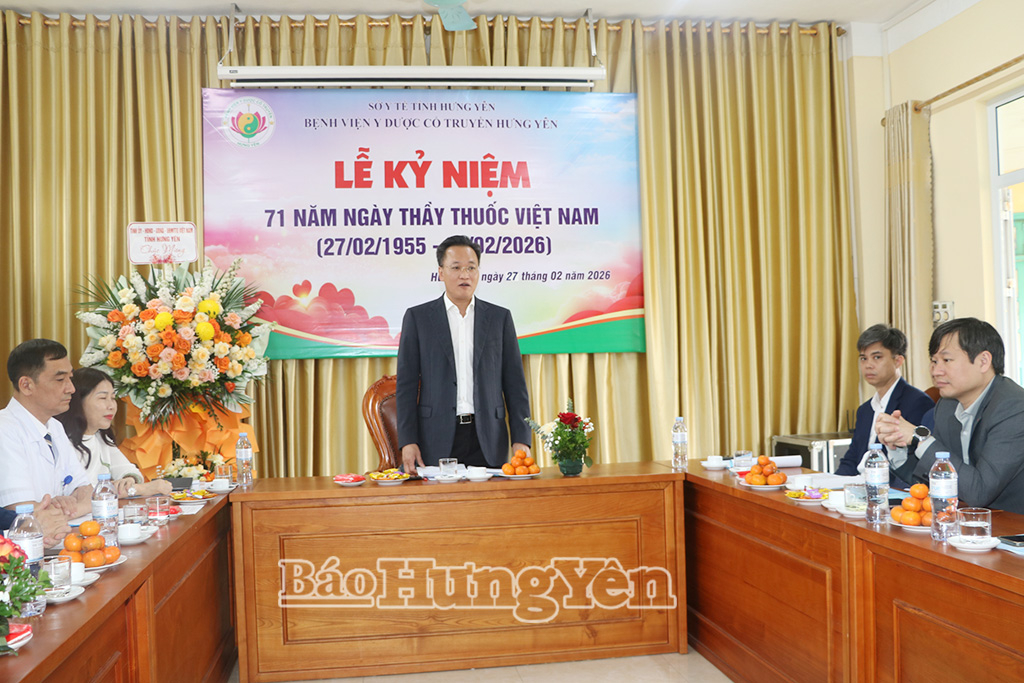 Đồng chí Bí thư Tỉnh ủy Nguyễn Hữu Nghĩa phát biểu chúc mừng, động viên đội ngũ y, bác sĩ Bệnh viện Y dược cổ truyền Hưng Yên.