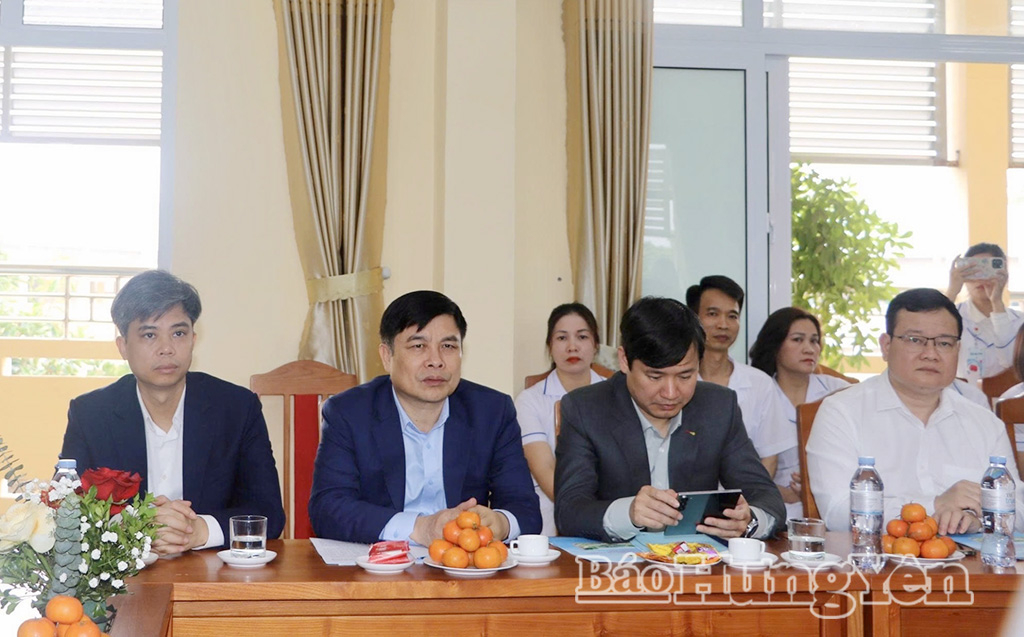 Các đồng chí lãnh đạo tỉnh và đại biểu dự buổi thăm, chúc mừng Bệnh viện Y dược cổ truyền Hưng Yên nhân Ngày Thầy thuốc Việt Nam 27/2.