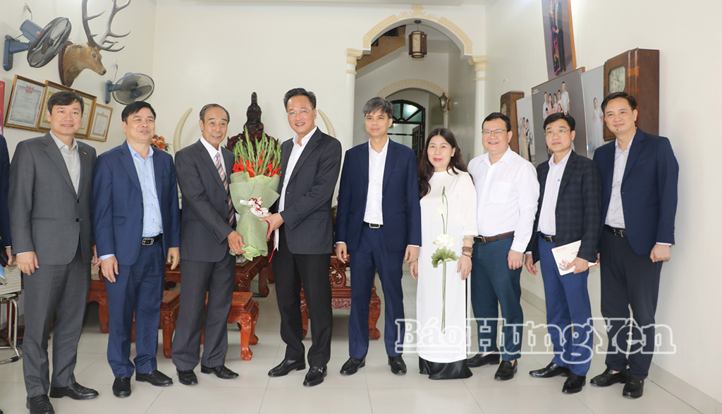 Đồng chí Bí thư Tỉnh ủy Nguyễn Hữu Nghĩa cùng các đại biểu tặng hoa chúc mừng Thầy thuốc Ưu tú Nguyễn Văn Đông nhân Ngày Thầy thuốc Việt Nam 27/2.