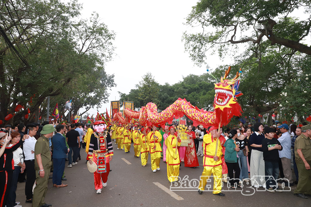 Đông đảo du khách thập phương tham gia lễ hội.